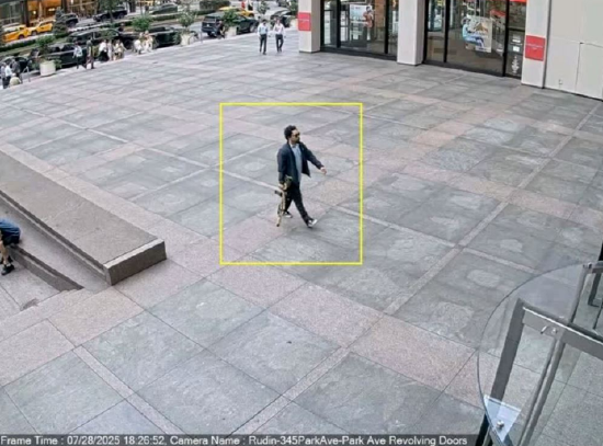 监控视频显示枪手接近公园大楼345号大楼入口