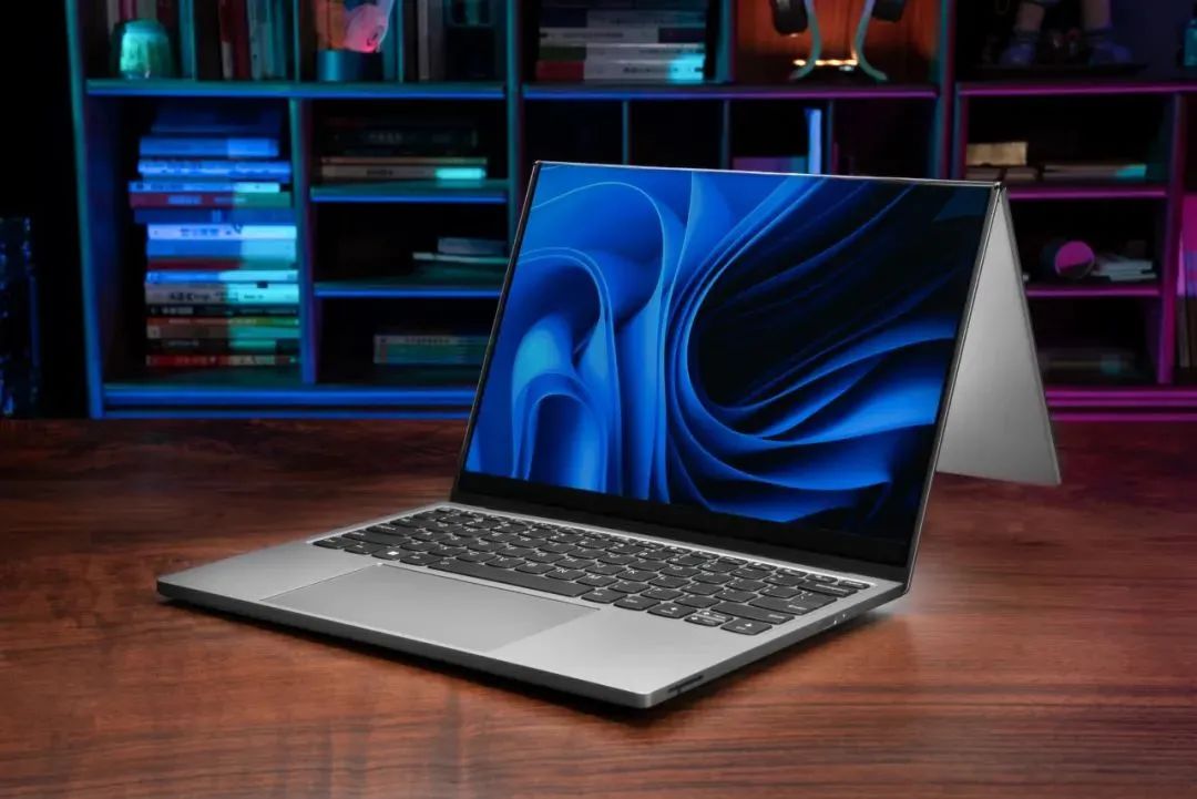 图为ThinkBook Flip AI PC