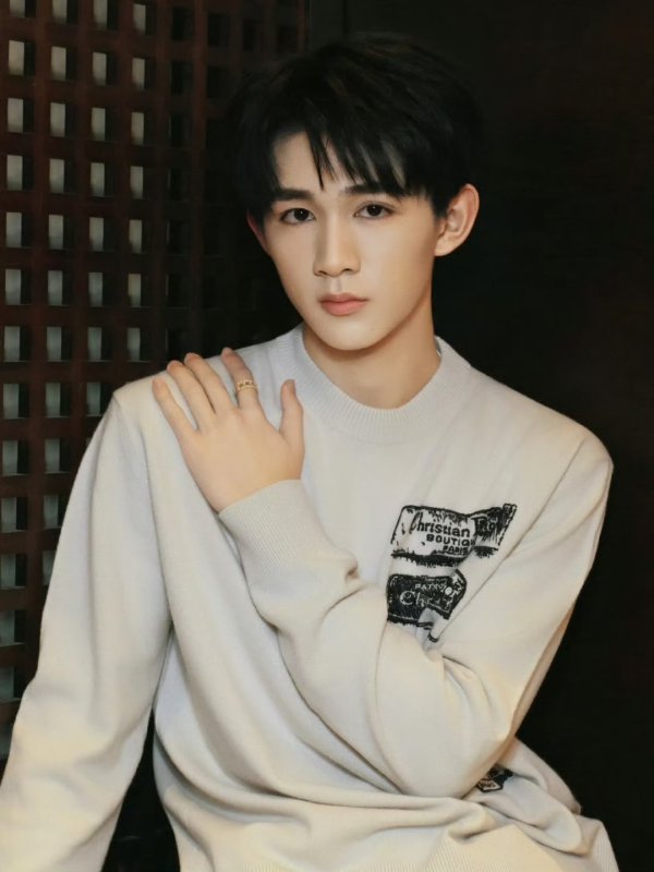 信悦网配资 荣梓杉被爆出轨、打人：警惕娱乐圈塌房低龄化丨文艺评论